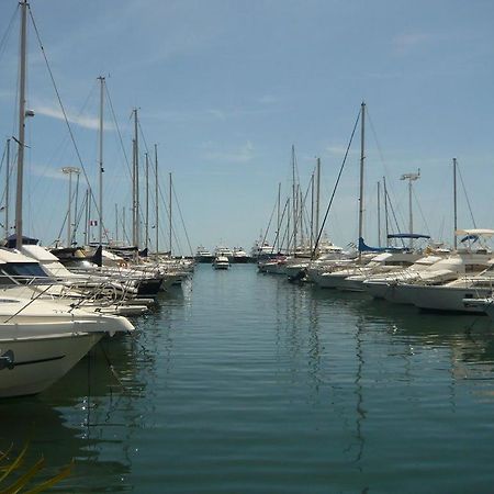 Charmant 2P Vue Mer Face Au Port De Golfe Juan Luaran gambar
