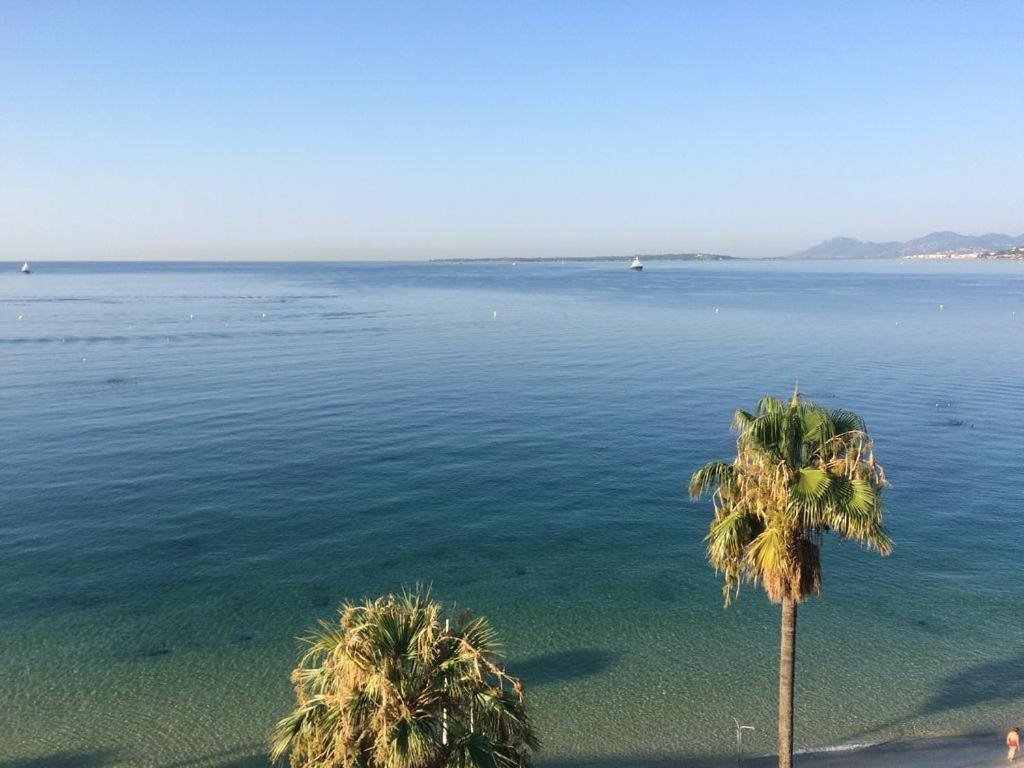 Charmant 2P Vue Mer Face Au Port De Golfe Juan Luaran gambar